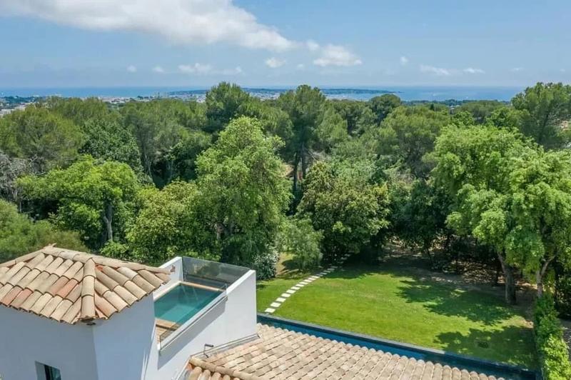 Maison - 1 000 m² - 15 pièces