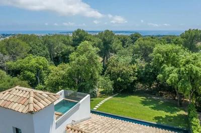 Maison - 1 000 m² - 15 pièces