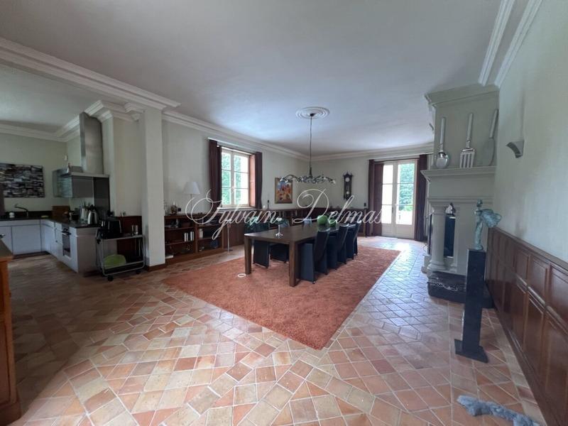 Maison - 680 m² - 16 pièces