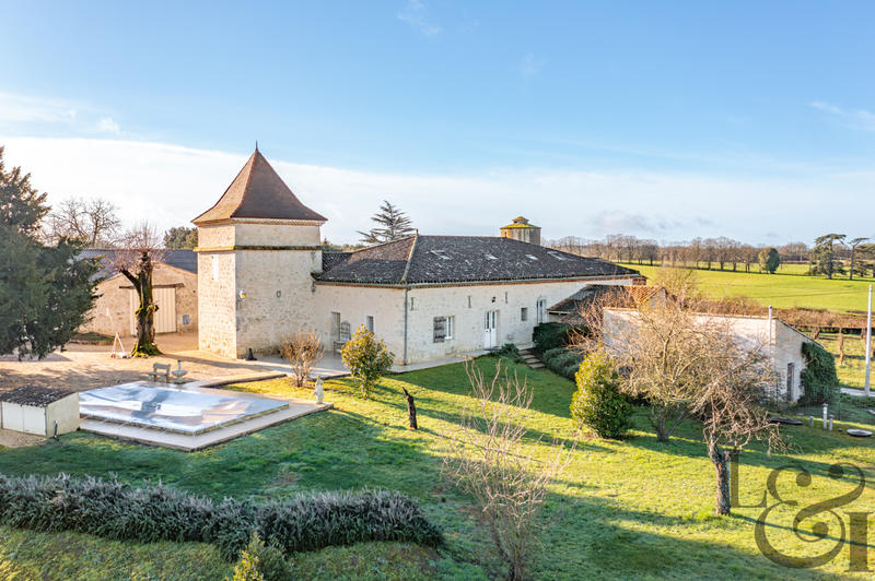 Maison - 334 m² - 10 pièces