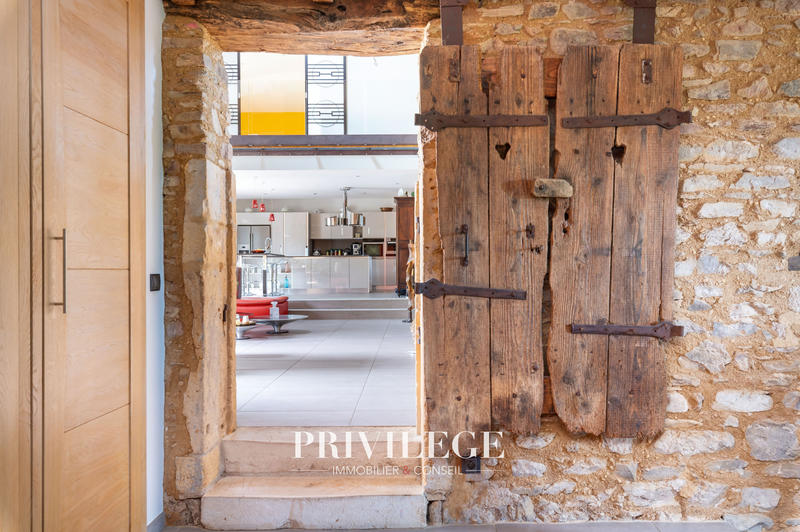 Propriété - 304 m² - 6 pièces