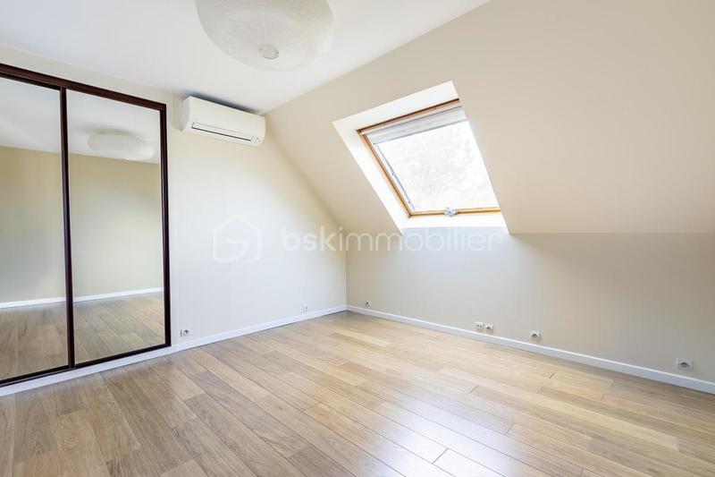 Maison - 243 m² - 8 pièces