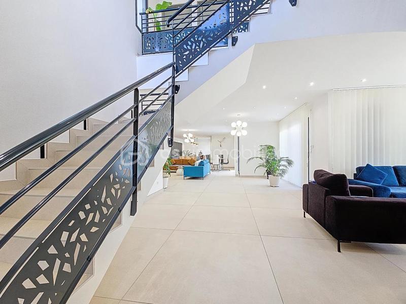 Maison - 220 m² - 6 pièces