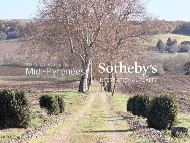 Maison - 280 m² - 8 pièces