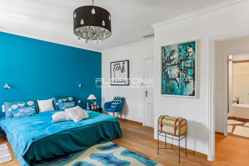 Maison - 240 m² - 8 pièces