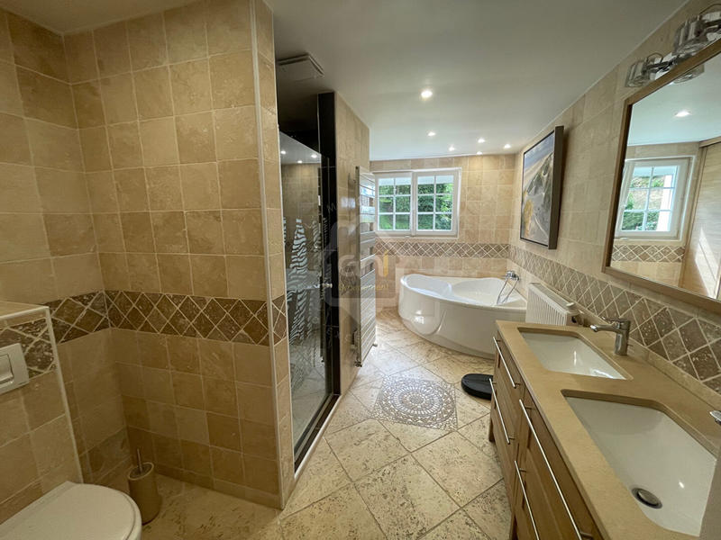 Maison - 270 m² - 8 pièces