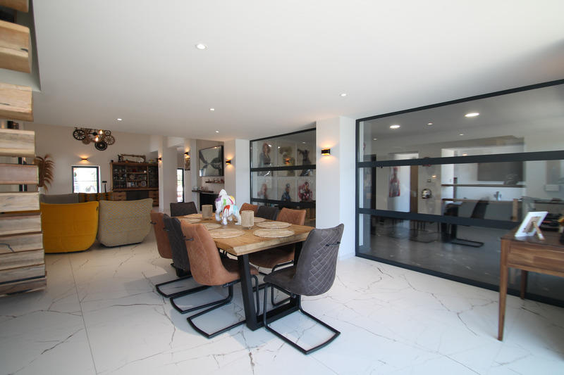 Maison - 280 m² - 9 pièces