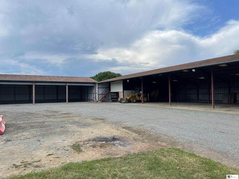 Parking / Garage - 863 m²