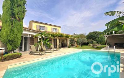 Maison - 267 m² - 11 pièces