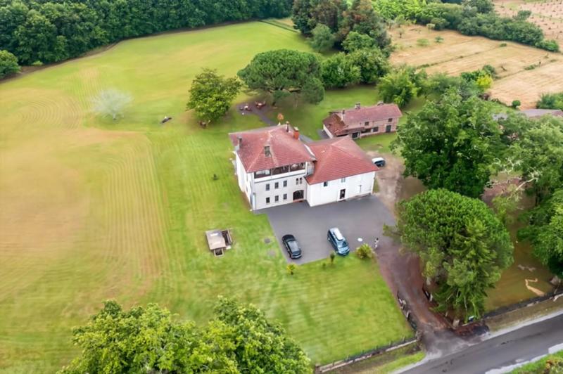 Demeure - 450 m² - 12 pièces