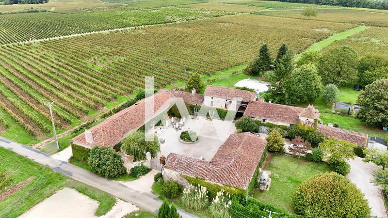 Propriété - 884 m² - 15 pièces