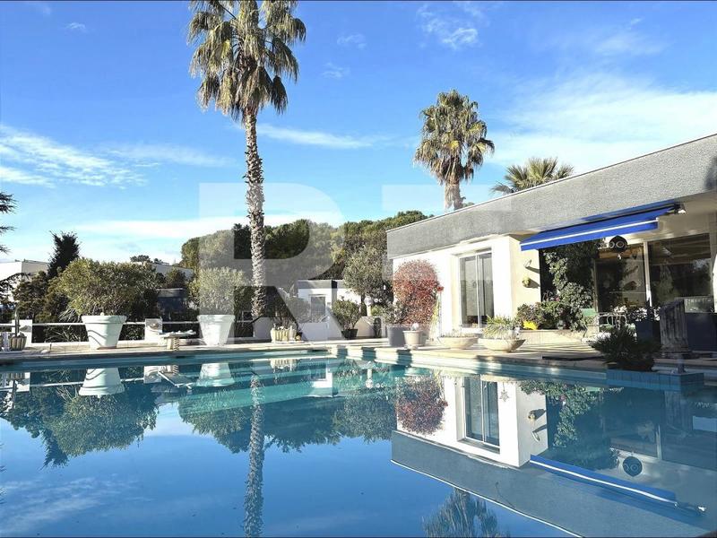 Villa - 323 m² - 8 pièces