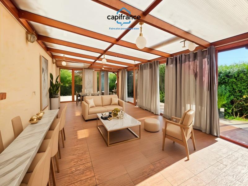 Maison - 220 m² - 8 pièces