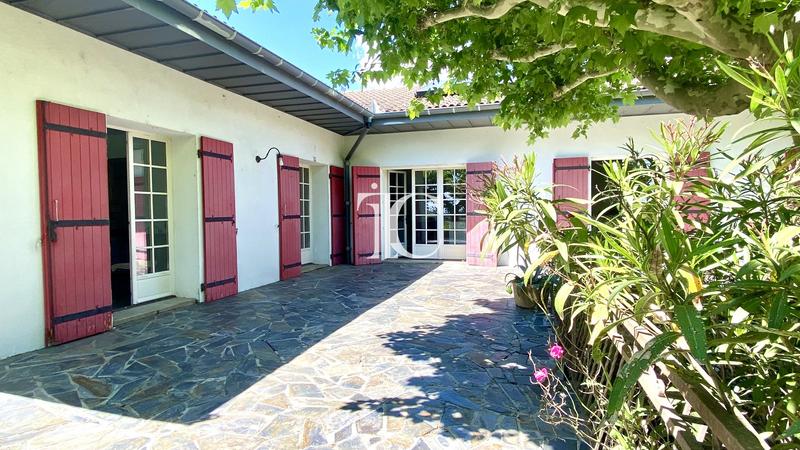 Maison - 264 m² - 8 pièces