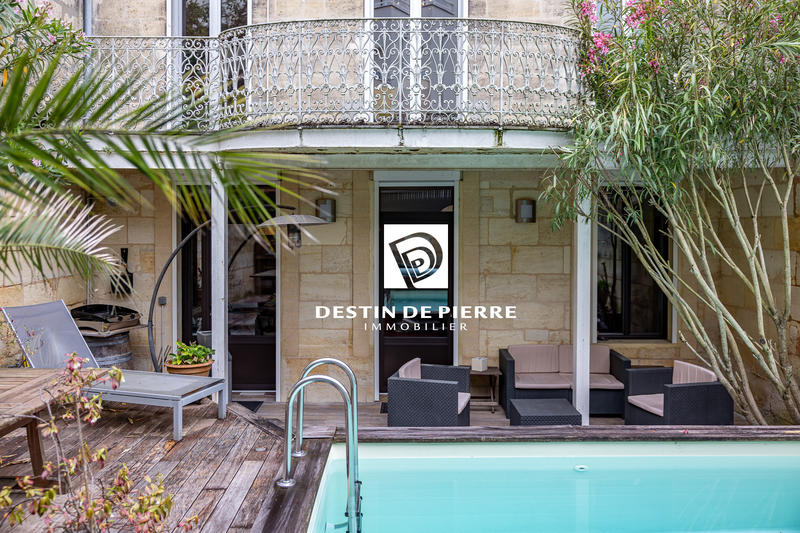 Maison - 240 m² - 8 pièces