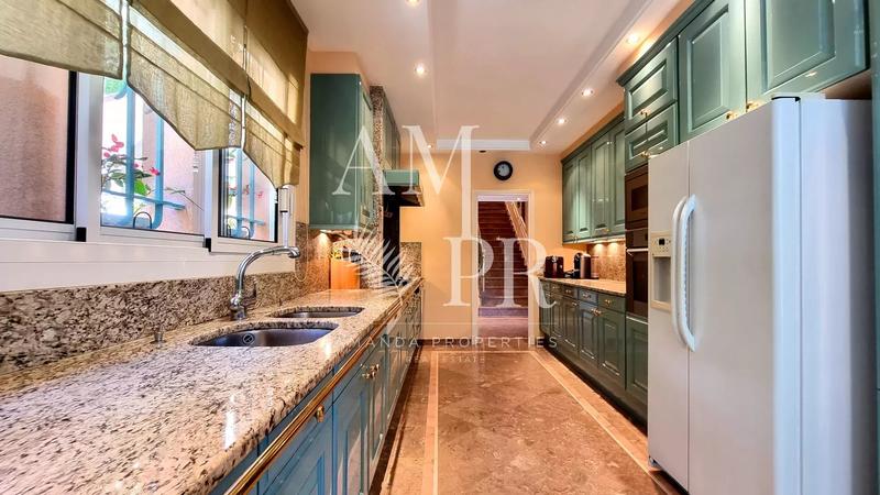 Villa - 350 m² - 10 pièces