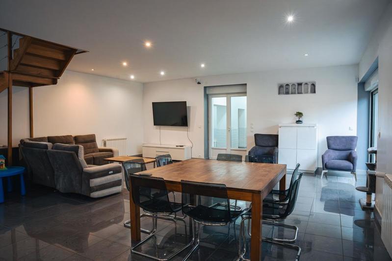 Maison - 330 m² - 9 pièces