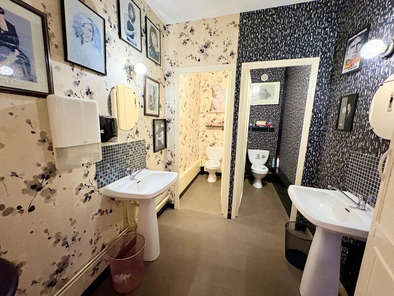 Local commercial - 170 m² - 4 pièces