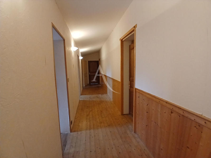 Maison - 210 m² - 6 pièces