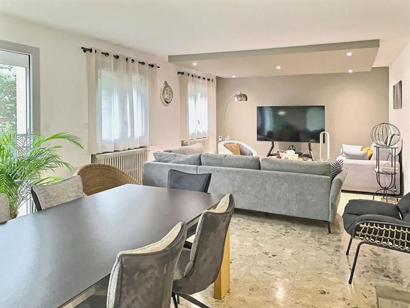 Appartement - 153 m² - 8 pièces