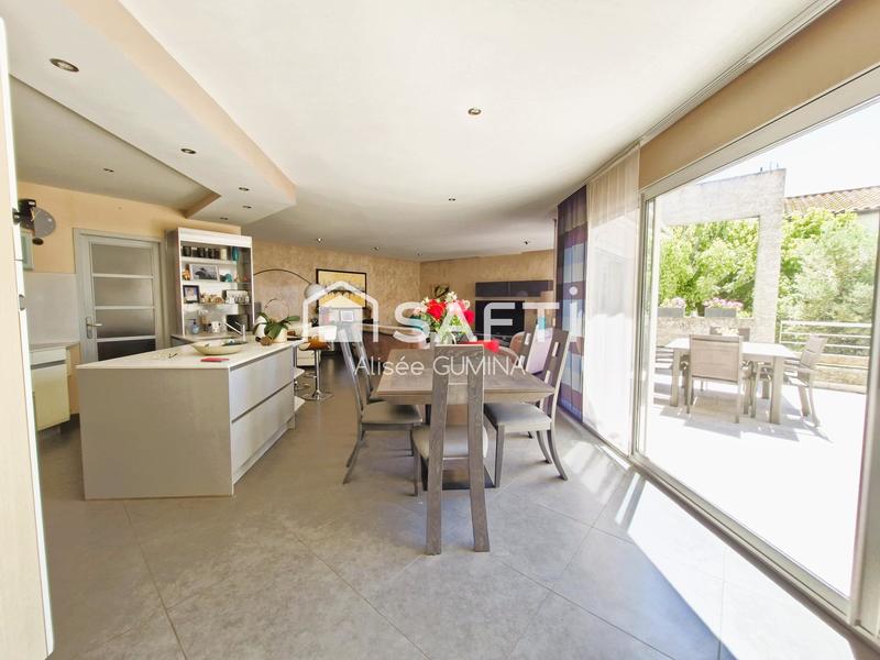 Maison - 223 m² - 9 pièces