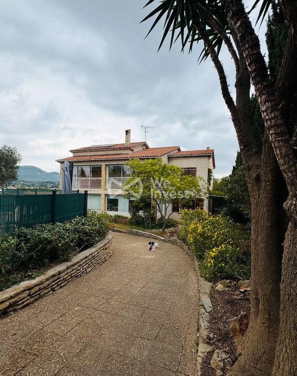 Maison - 235 m² - 8 pièces