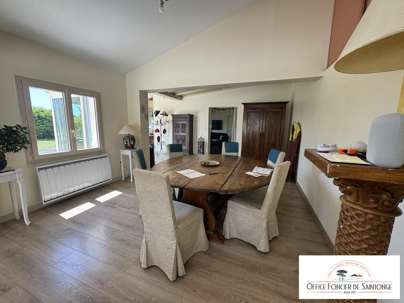 Maison traditionnelle - 240 m² - 8 pièces