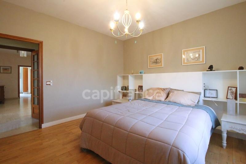 Propriété - 240 m² - 9 pièces