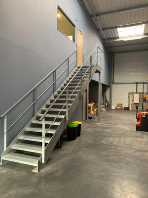 Local d'activité / Entrepôt - 360 m² - 6 pièces