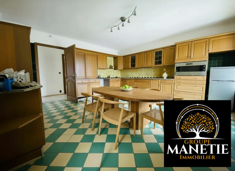Maison - 355 m² - 10 pièces