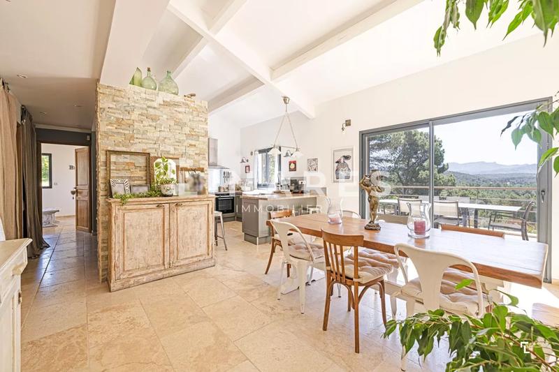 Maison - 215 m² - 6 pièces