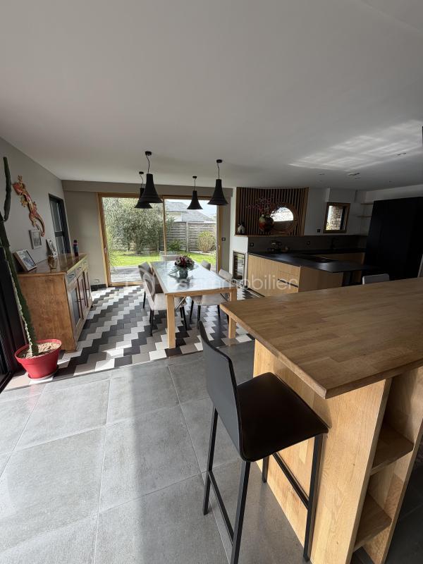 Maison - 270 m² - 10 pièces