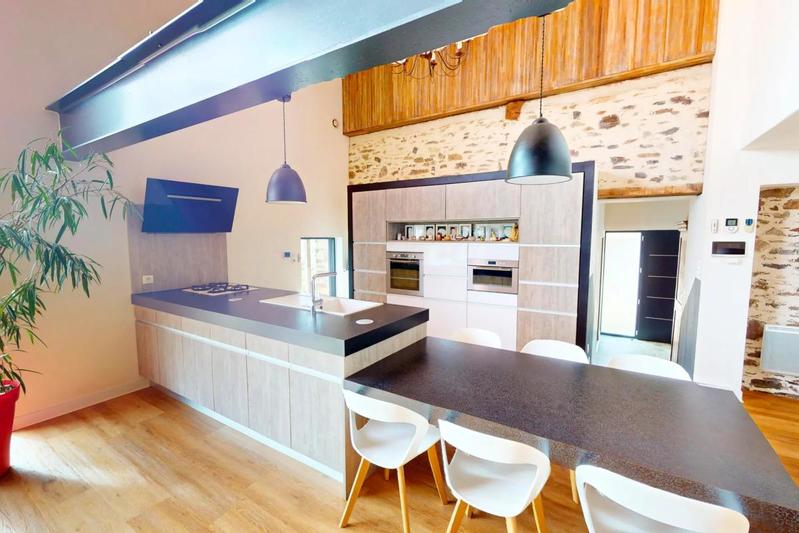 Demeure - 256 m² - 8 pièces