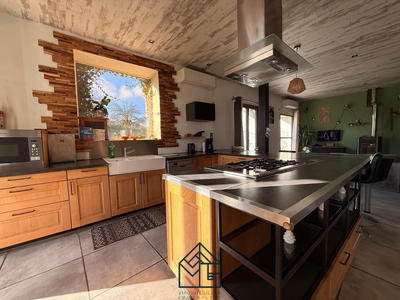 Maison - 242 m² - 7 pièces