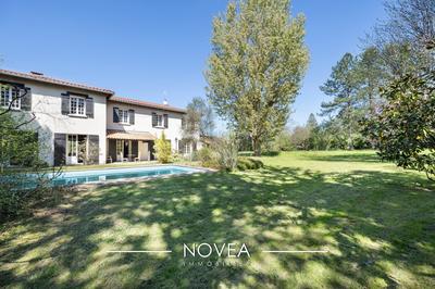 Maison - 300 m² - 11 pièces