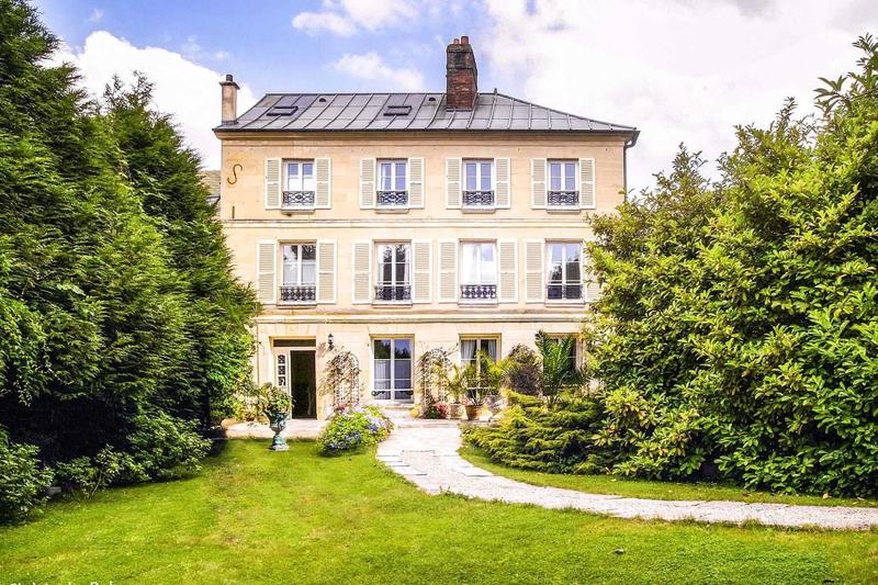 Demeure - 1 736 m² - 30 pièces