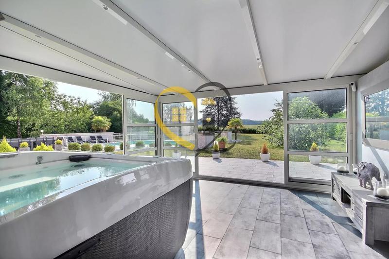 Maison - 300 m² - 11 pièces