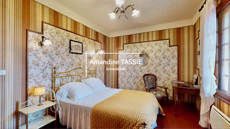 Maison - 230 m² - 8 pièces