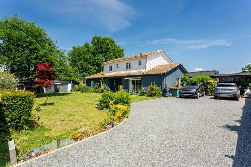 Maison - 200 m² - 8 pièces