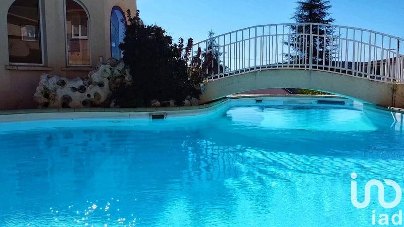 Maison - 1 458 m² - 34 pièces