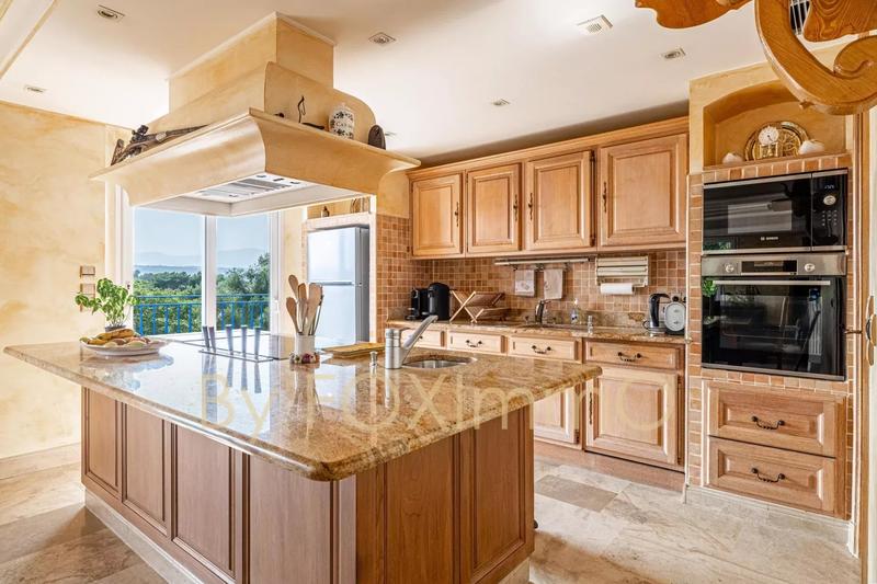 Maison - 240 m² - 8 pièces