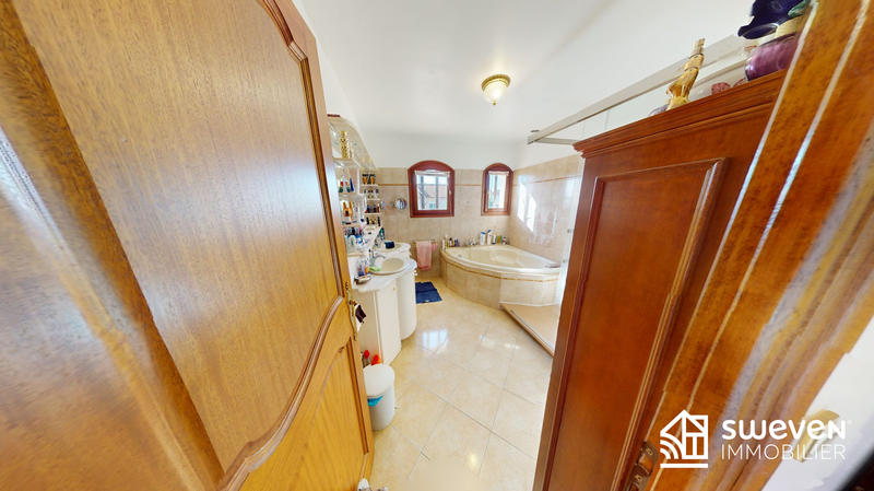 Maison - 256 m² - 10 pièces