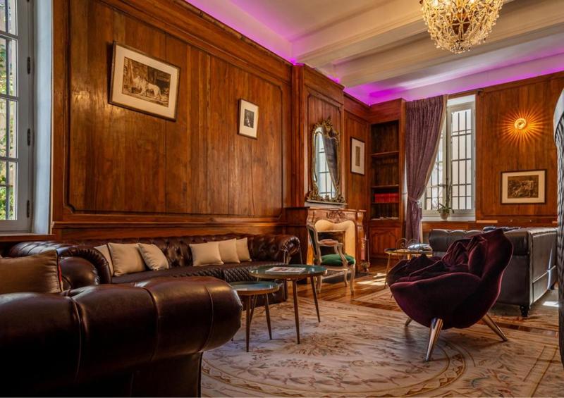 Maison - 1 158 m² - 19 pièces