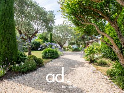 Maison traditionnelle - 320 m² - 12 pièces