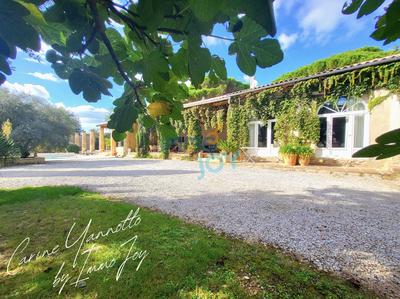 Maison - 240 m² - 8 pièces