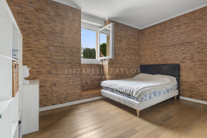 Maison - 298 m² - 10 pièces