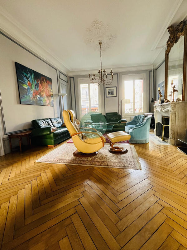 Maison - 240 m² - 8 pièces