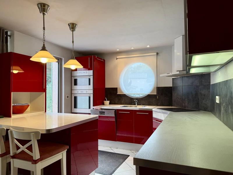 Maison - 230 m² - 8 pièces