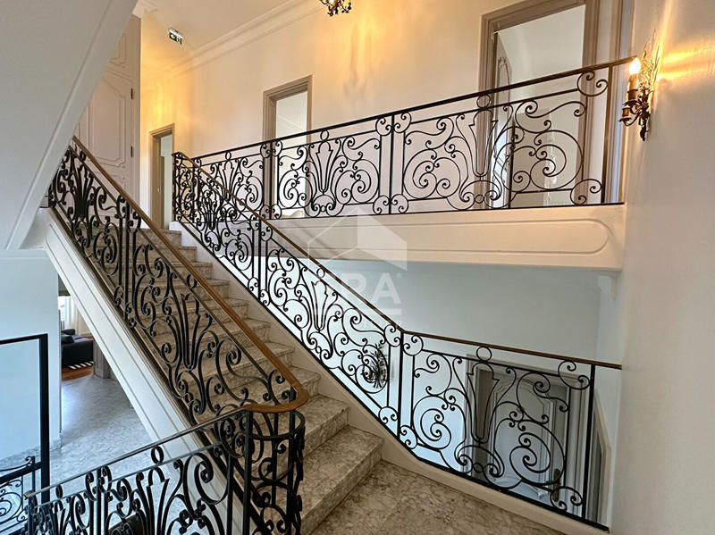 Maison - 338 m² - 14 pièces