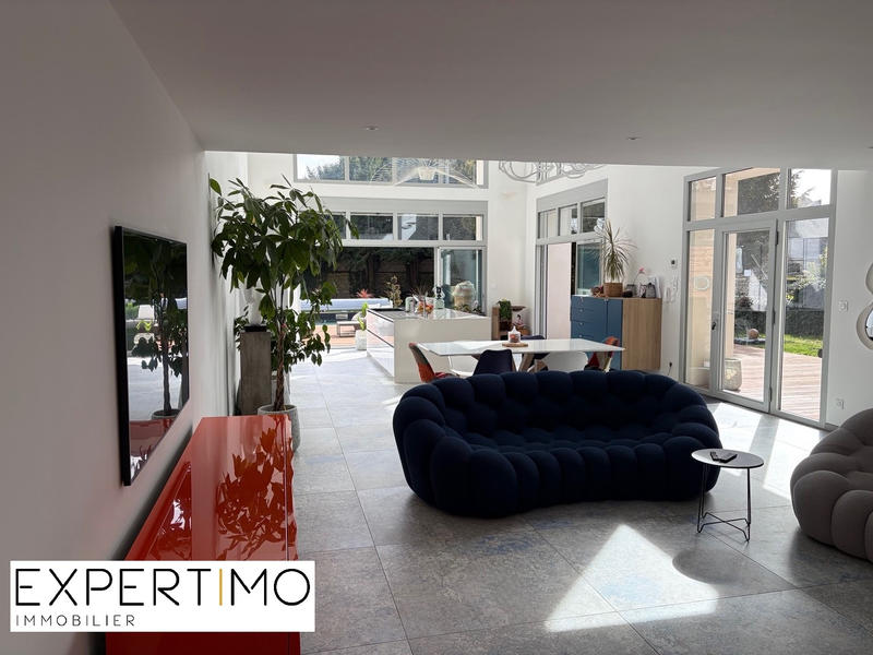 Maison - 241 m² - 6 pièces